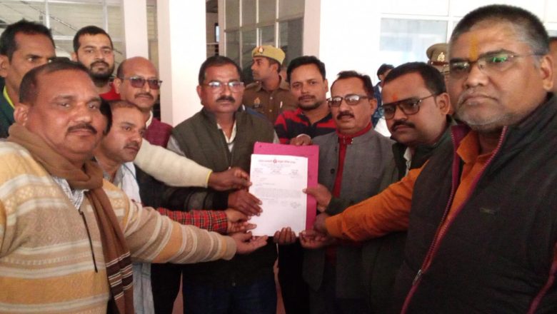 आजमगढ़।रोडवेज कर्मचारियों ने पांच सूत्रीय मांग को लेकर मुख्यमंत्री को संबोधित जिलाधिकारी को सौपा ज्ञापन 