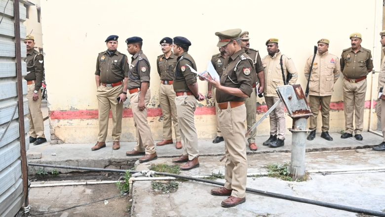 पुलिस अधीक्षक आजमगढ़ श्री हेमराज मीना ने शुक्रवार की परेड का किया निरीक्षण; परेड की ली सलामी, दिये गये आवश्यक दिशा-निर्देश