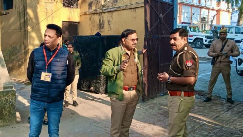 बदायूं।परीक्षा के केंद्रों पर सुबह से भ्रमणशील रहे जनपद के अधिकारी