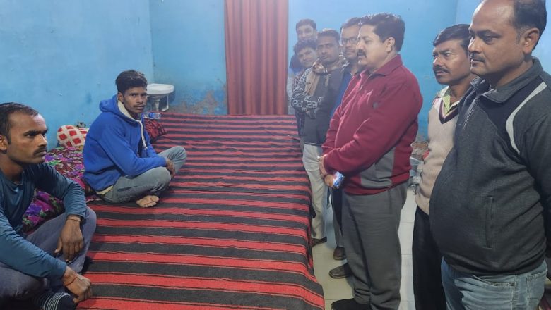 राहगीरों और नगरवासियों के साथ गौवंश की चिंता लेकर नगर पंचायत अध्यक्ष पति ने किए निरीक्षण