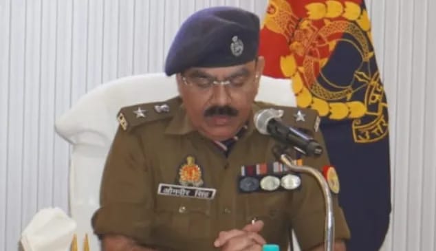 बलिया: कमान संभालने के साथ ही नवागत पुलिस अधीक्षक डॉ. ओमवीर सिंह ने पुलिस की कार्य प्रणाली को और अधिक सुदृढ़ बनाने के संकेत दिए।