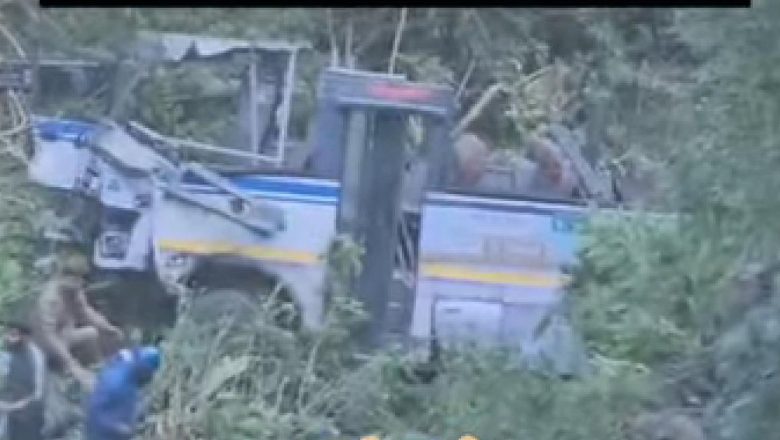 भीमताल के पास रोडवेज की बस खाई में गिरी,तीन लोगों की मौत, 27 घायल