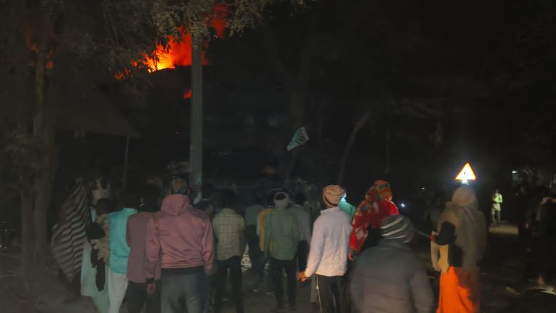 आजमगढ़।माहुल में कबाड़ की दुकान में लगी आग