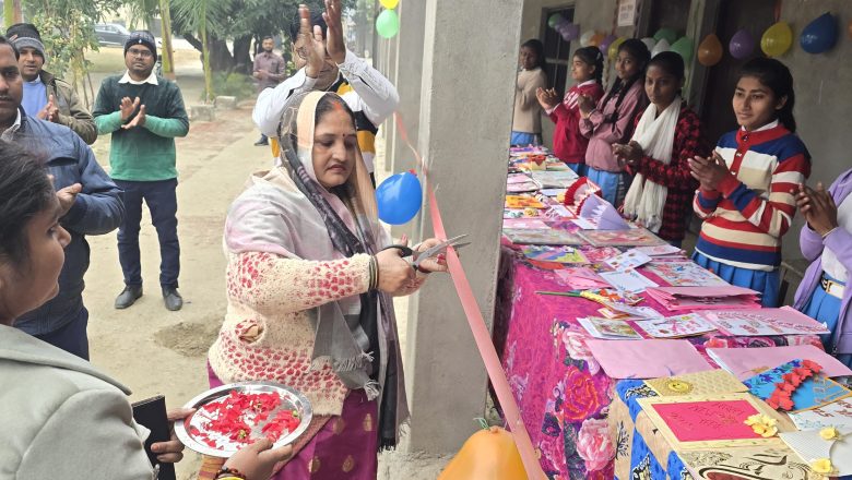 जौनपुर।ग्रीटिंग कार्ड प्रदर्शनी में बच्चों ने लिया भाग।