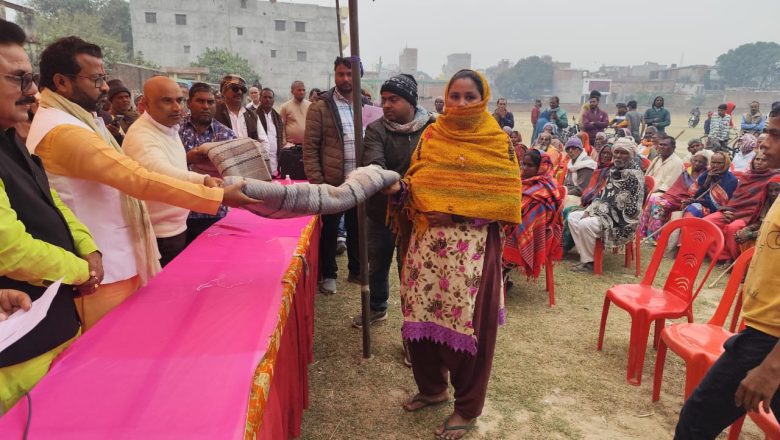 बलिया ।ठंड में कम्बल पाकर गरिबों के चेहरे पर आई मुस्कान 