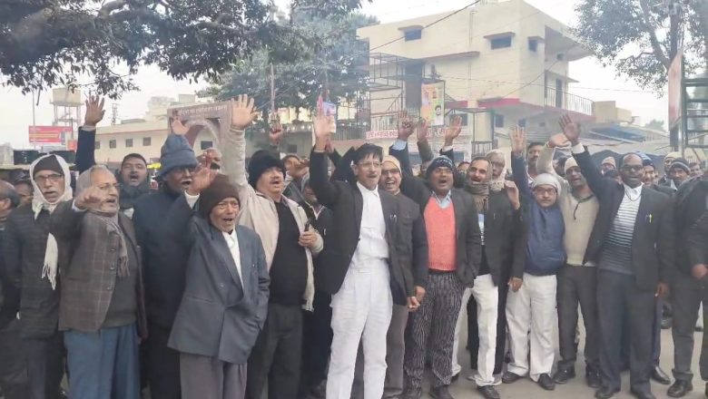 आजमगढ़। दी डिस्ट्रिक्ट बार एसोसिएशन के सभागार में साधारण सभा की आपात बैठक आहूत की गयी