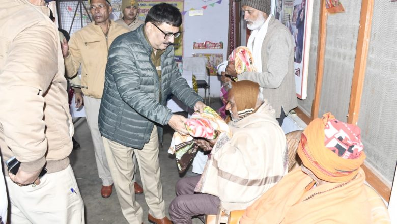 एस एस पी बदायूं ने नवजीवन वृद्धाश्रम में जाकर जाना वृद्धों का हाल किया कंबलों का वितरण