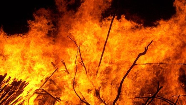 बदायूं।आधी रात को बदायूं की फल मंडी में लगी भीषण आग लाखों का हुआ नुकसान सुबह तक जल रही थी आग