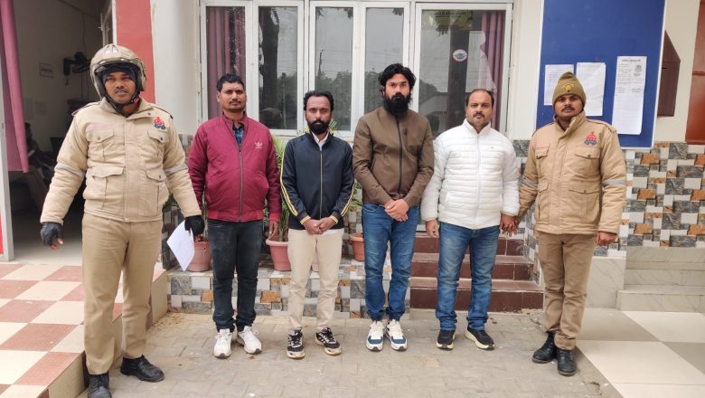 आजमगढ़।खाने पीने को लेकर हुए विवाद में होटल में फायरिंग वाले चार लोगों को किया गिरफ्तार 1 रिवाल्वर और कारतूस बरामद