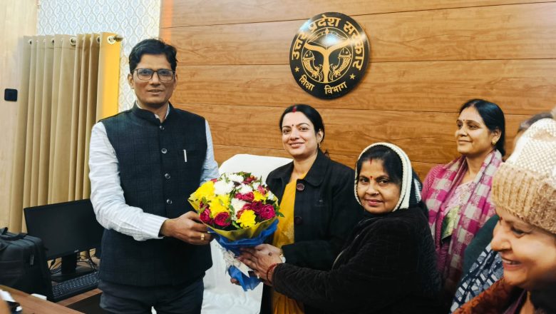 बलिया।बेसिक शिक्षा अधिकारी मनीष कुमार सिंह से महिला शिक्षक संघ की जिलाध्यक्ष अन्नू सिंह ने मिलकर नव वर्ष पर दी बधाई 