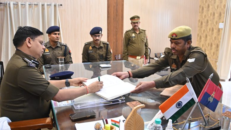 पुलिस अधीक्षक आजमगढ़ श्री हेमराज मीना ने शुक्रवार की परेड का किया निरीक्षण; परेड की ली सलामी, दिये गये आवश्यक दिशा-निर्देश।