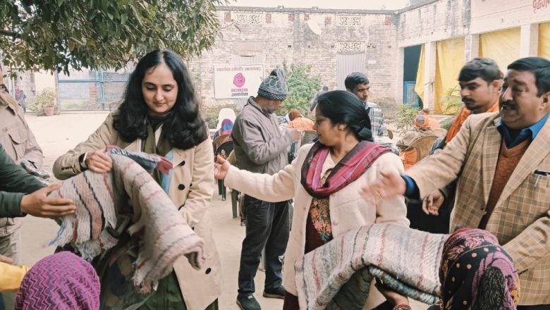 आजमगढ़।बघौरा इनामपुर वृद्धा आश्रम में आकांक्षा समिति द्वारा किया गया गर्म वस्त्रों का वितरण 