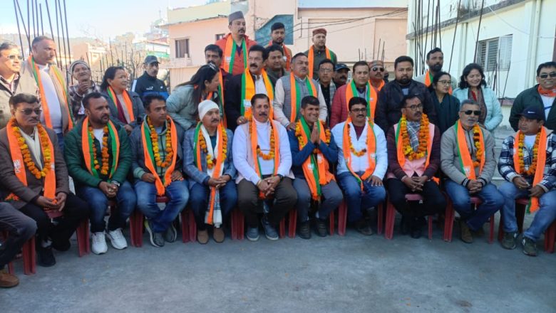 अल्मोड़ा।कैलाश शर्मा के नेतृत्व में अल्मोड़ा में जाने-माने लोगों ने ली भाजपा की सदस्यता,संगठन का निरंतर पुष्ट होना हर्ष का विषय: कैलाश शर्मा