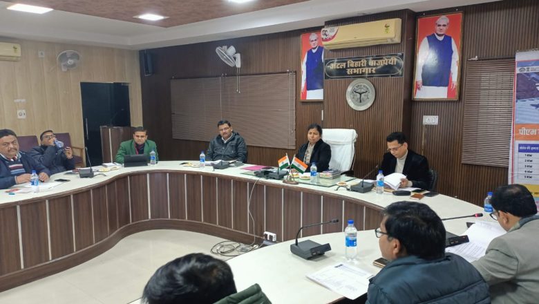 बदायूँ।डीएम ने की पीएम सूर्यघर मुफ्त बिजली योजना के कार्यों की समीक्षा