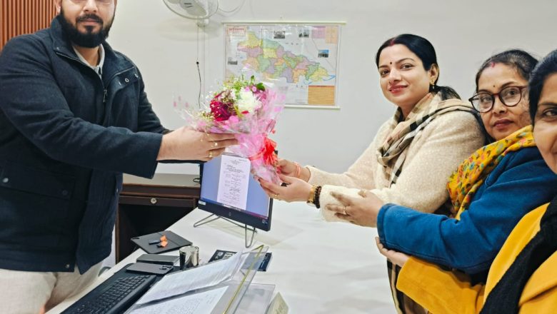 बलिया।महिला शिक्षक संघ की जिलाध्यक्ष अन्नू सिंह के नेतृत्व में मिला सीडीओ  एवं वित्त लेखा अधिकारी से वेतन जल्द भुगतान कराने की मांग