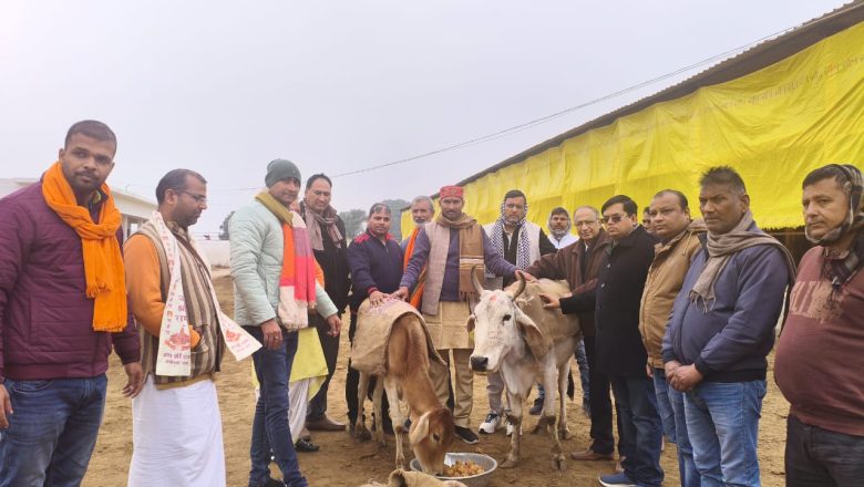 आजमगढ़।कान्हा गौशाला में गौ पूजन ,बोर से बने वस्त्र वितरण किया गया।