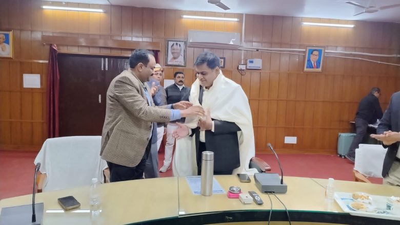 आजमगढ़।स्थानान्तरित मण्डलायुक्त को अधिकारियों कर्मचारियों ने दी भावपूर्ण विदाई।