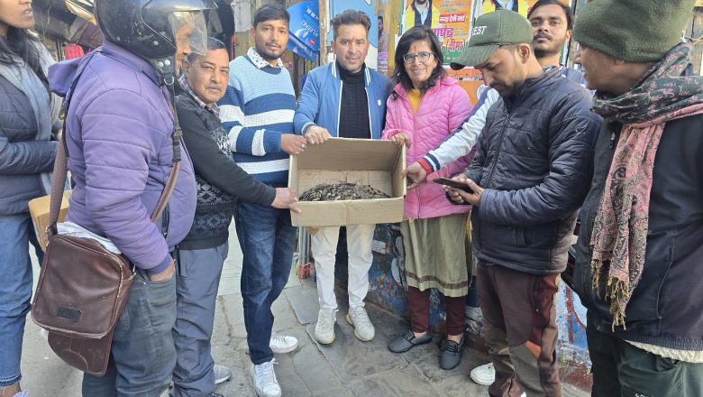 अल्मोड़ा।चुनाव प्रचार छोड़ मानवता के कार्य में आगे आए पार्षद प्रत्याशी अमित और अभिषेक।