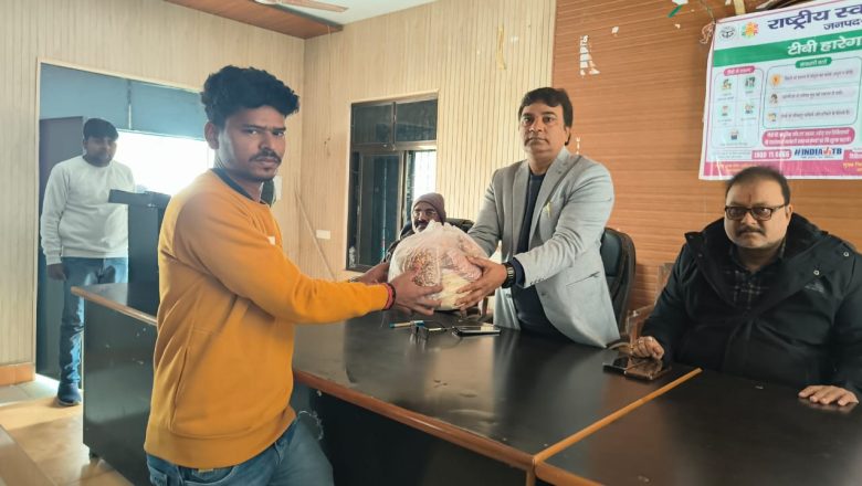 आजमगढ़।गोंद लिए गये टीबी के मरीजों को पोषण पोटली का किया गया वितरण ।
