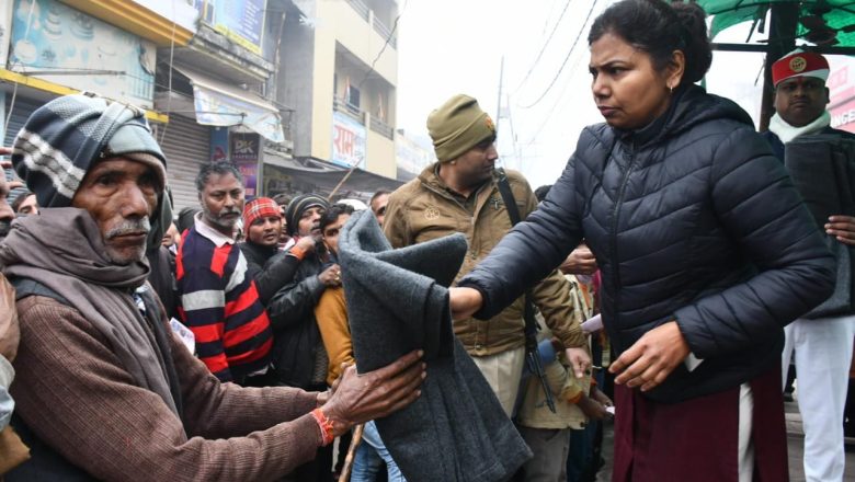 बदायूँ।डीएम ने श्रमिकों को बांटे कम्बल, पंजीकरण कराने पर दिया ज़ोर