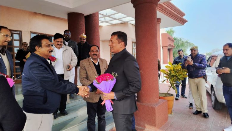 आजमगढ़।नवागत मण्डलायुक्त ने किया कार्यभार ग्रहण