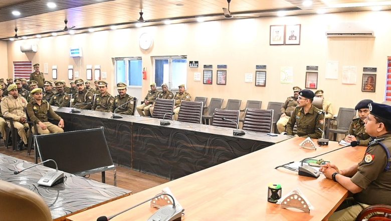 आजमगढ़।पुलिस अधीक्षक द्वारा समस्त अधिकारी/कर्मचारियों के साथ किया गया सैनिक सम्मेलन