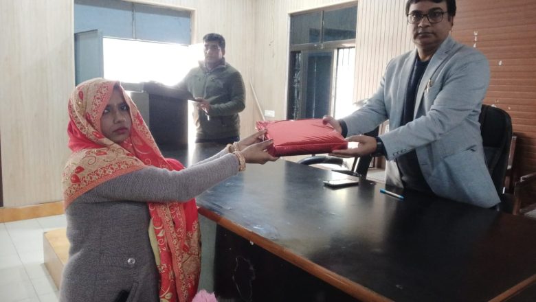 आजमगढ़।मिस्टर स्मार्ट सम्मेलन में परिवार नियोजन की विधियां अपनाने वालो को किया गया किटो का वितरण