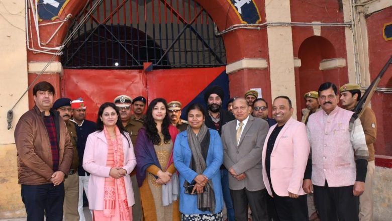 बदायूं।डीएम ने कारागार में वितरित किए कंबल व जैकेट