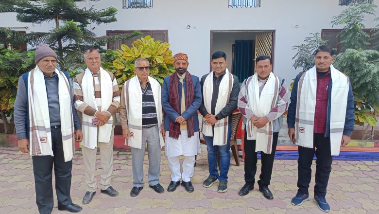 बलिया।उत्तर प्रदेश सीनियर बेसिक शिक्षक संघ के प्रदेश अध्यक्ष के आवास पर शानंत्वना देने पहुंचे प्रांतीय पदाधिकारी 