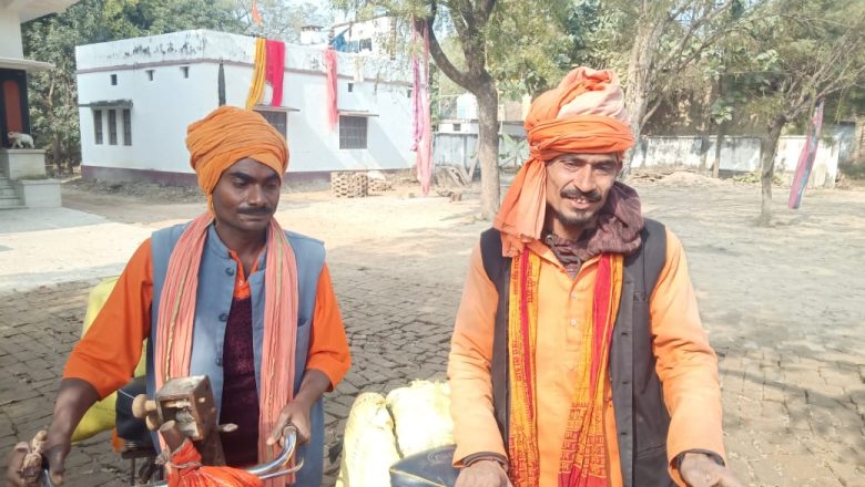 जौनपुर।साधु के वेश में महाकुंभ के लिए भिक्षा मांग रहे दो मुस्लिम युवकों को हिंदू संगठनों ने पकड़ा, भगवा वस्त्र उतरवा कर हिदायत के बाद छोड़ा ।