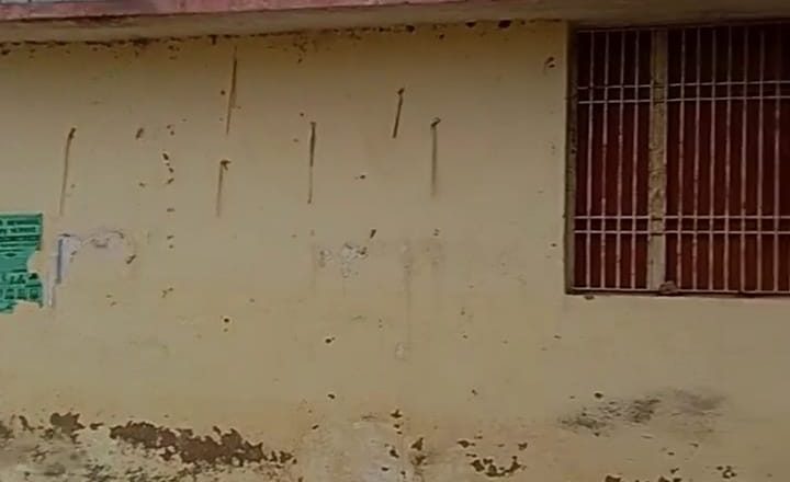 बलिया।नगरा प्राचीन दुर्गा मन्दिर स्थित रैन बसेरा में अलाव का इंतजाम, न होने से ठिठुर रहे लोग