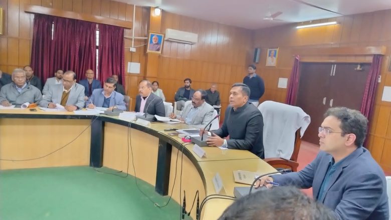 आजमगढ़।मण्डलायुक्त ने की मण्डल के जनपदों हुए विकास कार्यों की समीक्षा, 5 अधिकारियों से स्पष्टीकरण तलब