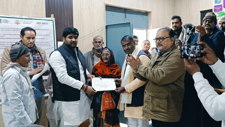 आजमगढ़ के तहबरपुुुुर ब्लाक मुख्यालय पर किया गया घरौनी का वितरण