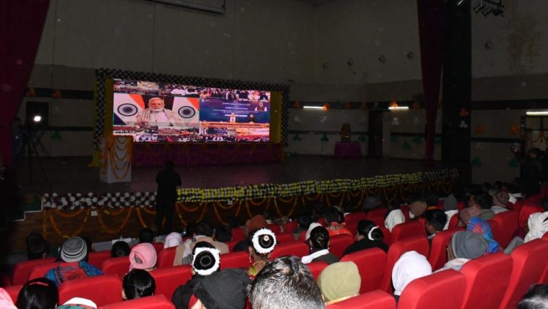 बदायूं।जनपद में हुआ 59884 घरौनियों का वितरण