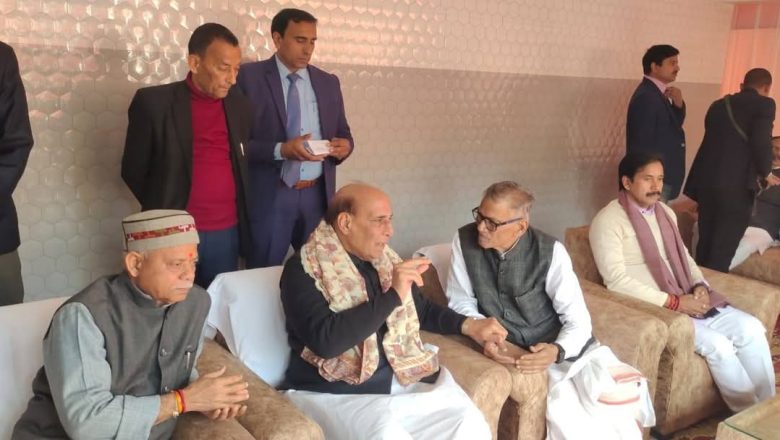 जौनपुर ।रक्षा मंत्री राजनाथ सिंह हिमाचल के राज्यपाल शिव प्रताप शुक्ला भाजपा नेता के यहां विवाह समारोह में हुए शामिल