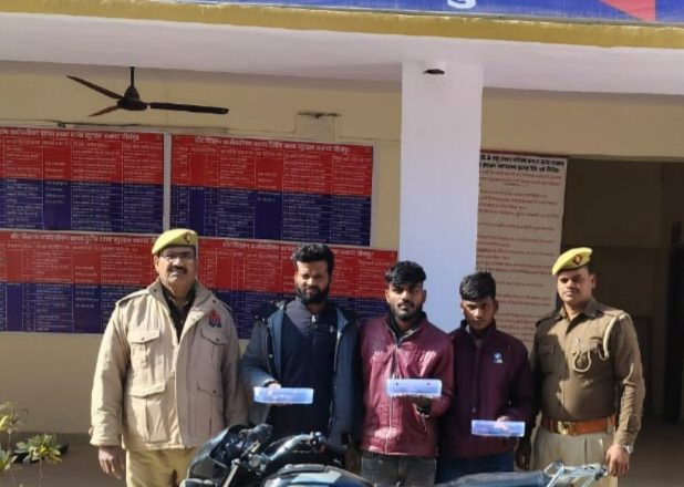 जौनपुर।एक अदद तमंचा और जिंदा कारतूस के साथ तीन गिरफ्तार