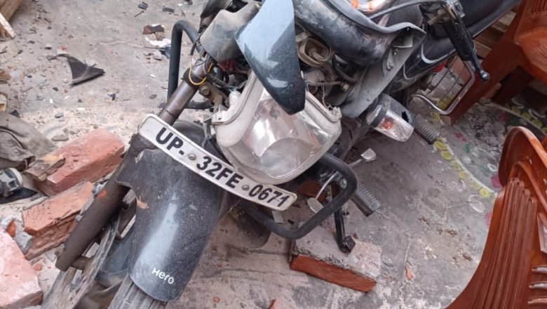 बलिया।बंदरों के आतंक से गिरी मकान की बाउंड्री वॉल