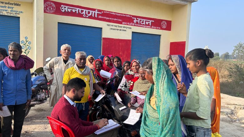 जौनपुर।ग्रामीणों की शिकायत पर कोटेदार की जांच करने पहुंचे पूर्ति निरीक्षक