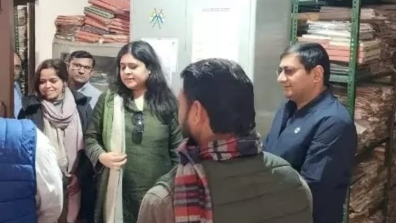 हापुड़।डीएम ने एआरटीओ कार्यालय में की छापेमारी, मचा हड़कंप
