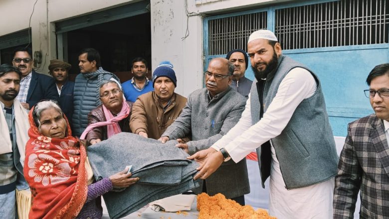 आजमगढ़।सपा नेता ने जरूरतमंद लोगों को किया कम्बल का वितरण 