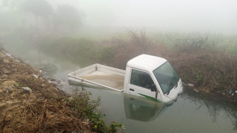 आजमगढ़।अनियंत्रित पिंकअप नहर में गिरा, चालक फरार 