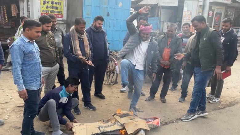 बलिया।सपा संस्थापक के खिलाफ महंत राजू दास की टिप्पणी के खिलाफ भड़के सपाई, पुतला जलाया 