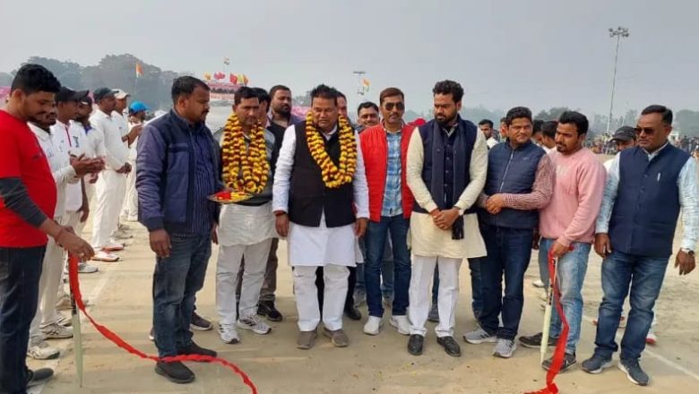 बलिया।26वें शिवकुमार सिंह स्मृति राज्य स्तरीय क्रिकेट प्रतियोगिता में गोरखपुर को हराकर सेमीफाइनल में पहुंचा गाजीपुर