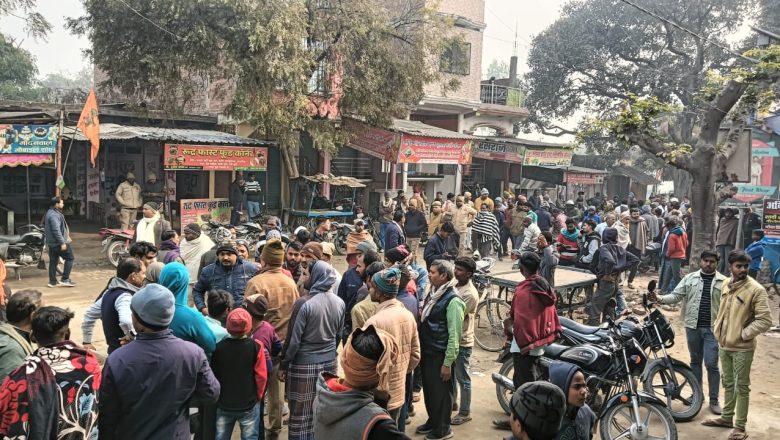 आजमगढ़।बरदह थाना क्षेत्र के मुक्ति गंज बाजार में चोरी, आक्रोशित लोगों ने लगाया जाम 