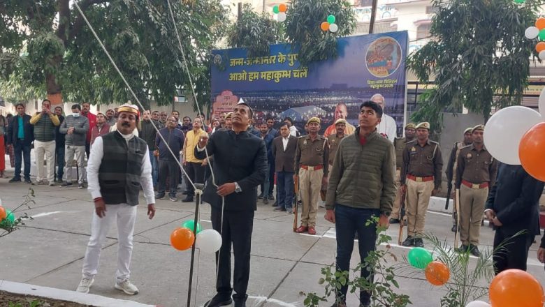 आजमगढ़।मण्डलायुक्त ने 76वें गणतन्त्र दिवस के अवसर पर अपने कार्यालय पर किया ध्वजारोहण।