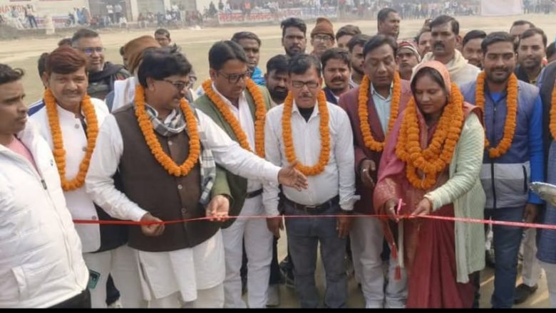 बलिया।डायमंड क्रिकेट क्लब द्वारा आयोजित अंतर्राज्यीय क्रिकेट प्रतियोगिता में बनारस ने सिवान को हराया।   बलिया।