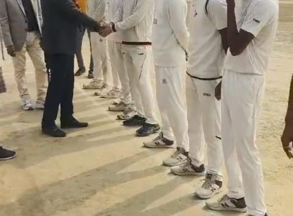 बलिया।शिवकु‌मार सिंह स्मृति राज्य स्तरीय क्रिकेट प्रतियोगिता का सेमीफाइनल मैच: बलिया ने गाजीपुर को दी करारी शिकस्त मैन आफ द मैच बने मुरारी यादव 