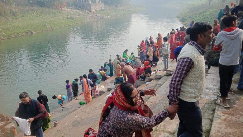 आजमगढ़ में मौनी अमावस्या पर लोगों ने लगाई आस्था की डुबकी, शिव लिंग पर किया जलाभिषेक 