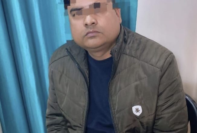 बदायूं में फिर 10 हजार की रिश्वत लेते पकड़ा गया सिपाही जमीन के मामले में निस्तारण कराने के नाम पर ले रहा था रिश्वत।