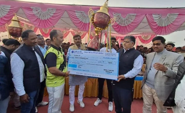 बलिया।26वें शिवकु‌मार सिंह स्मृति राज्य स्तरीय क्रिकेट प्रतियोगिता का फाइनल मैच में देवरिया को हराकर बलिया बना विजेता